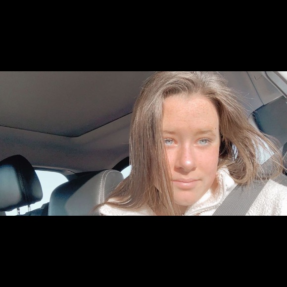 Meet your Posher, Lauren - Picture 2 of 4